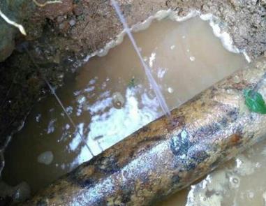 丹阳楼顶渗水维修公司分享下地暖漏水的原因及检测方法。